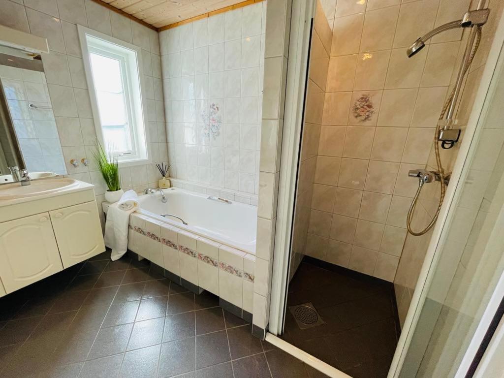 10 Min Walk From World Championship *